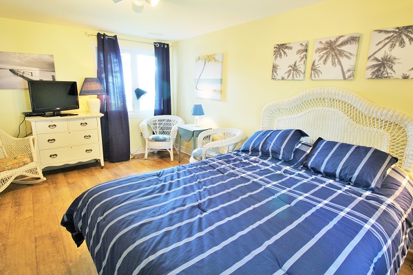 Bedroom 1 Lake View- Splash Pad II - Sunset Bay - Port Colborne ON - Waterfront Cottage Rentals