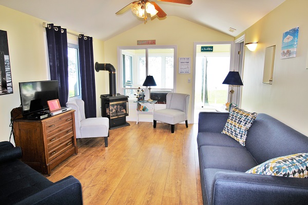 Living Room with water view - Splash Pad II - Sunset Bay - Port Colborne ON - Waterfront Cottage Rentals