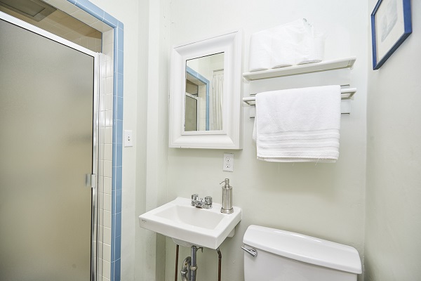 Windmill Point Place - Thunder Bay - Bathroom - Lake Erie Cottage Rentals