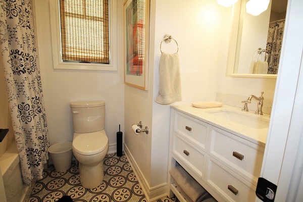 Summer Wind - bathroom - Holiday Homes Property Management - Crystal Beach