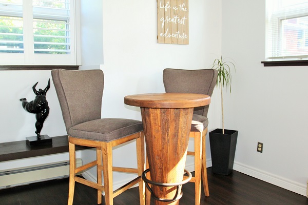 Benchview-Beamsville-lounge2-Holiday Homes Property Management
