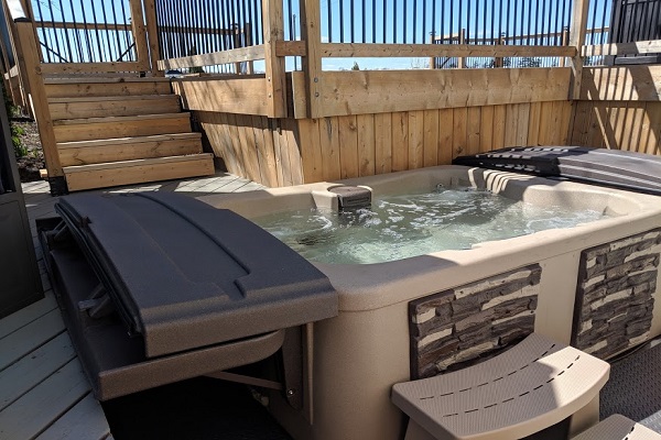 Benchview - Hot Tub, Swimming Pool, King Bed, Niagara Region Wine Tours
