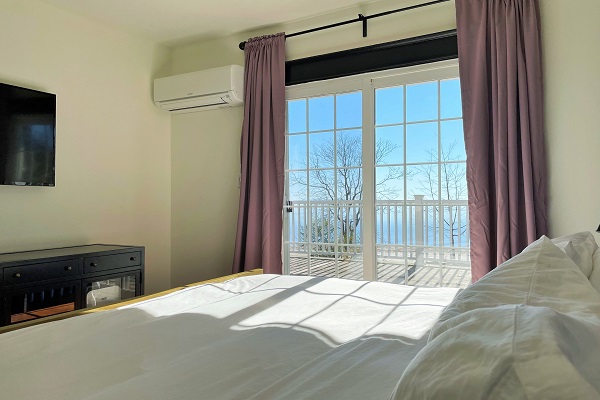 WaverlyPlace-masterbedroom2-kingbed-Cottage Rentals-Fort Erie-Holiday Homes Property Management (600x400)