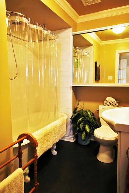Derby Retreat Bathroom - Crystal Beach Cottage Rentals (600x900)