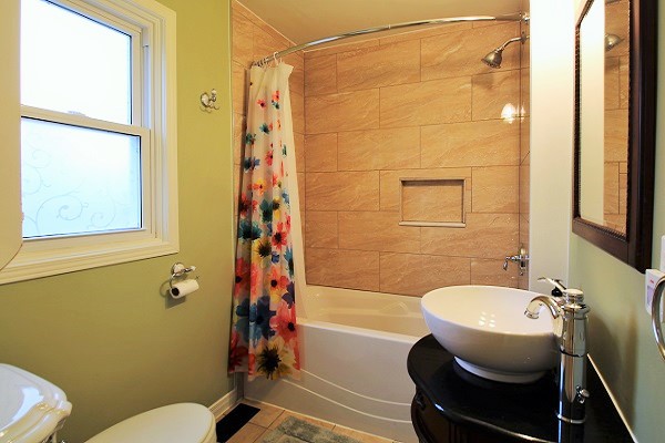 Sandy Shores - Bathroom - Crystal Beach Cottage Rentals (2)